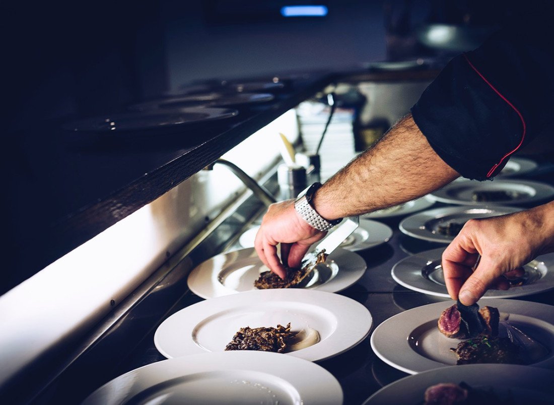 Make a simple cake at home with the oven